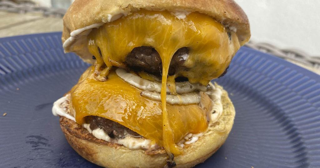Greasy burger lavet på FireFriend